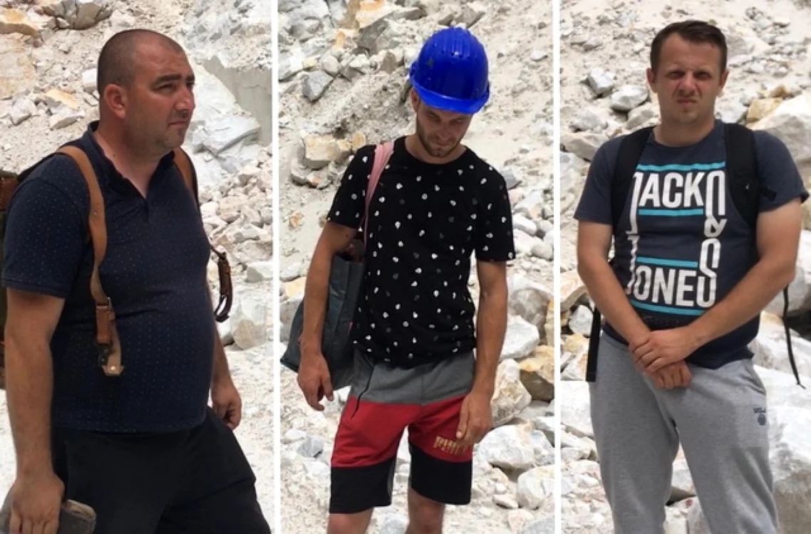 Inginerii Vlad Morar (foto stânga) şi Andrei Hăprean (dreapta) respectiv unul dintre muncitori, Eugen Martin (foto mijloc), s-au mutat în carieră, cei trei dormind într-un cort instalat pe una din stânci