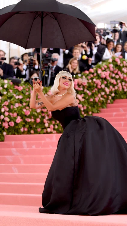 Gaga a rămas într-o rochie neagră