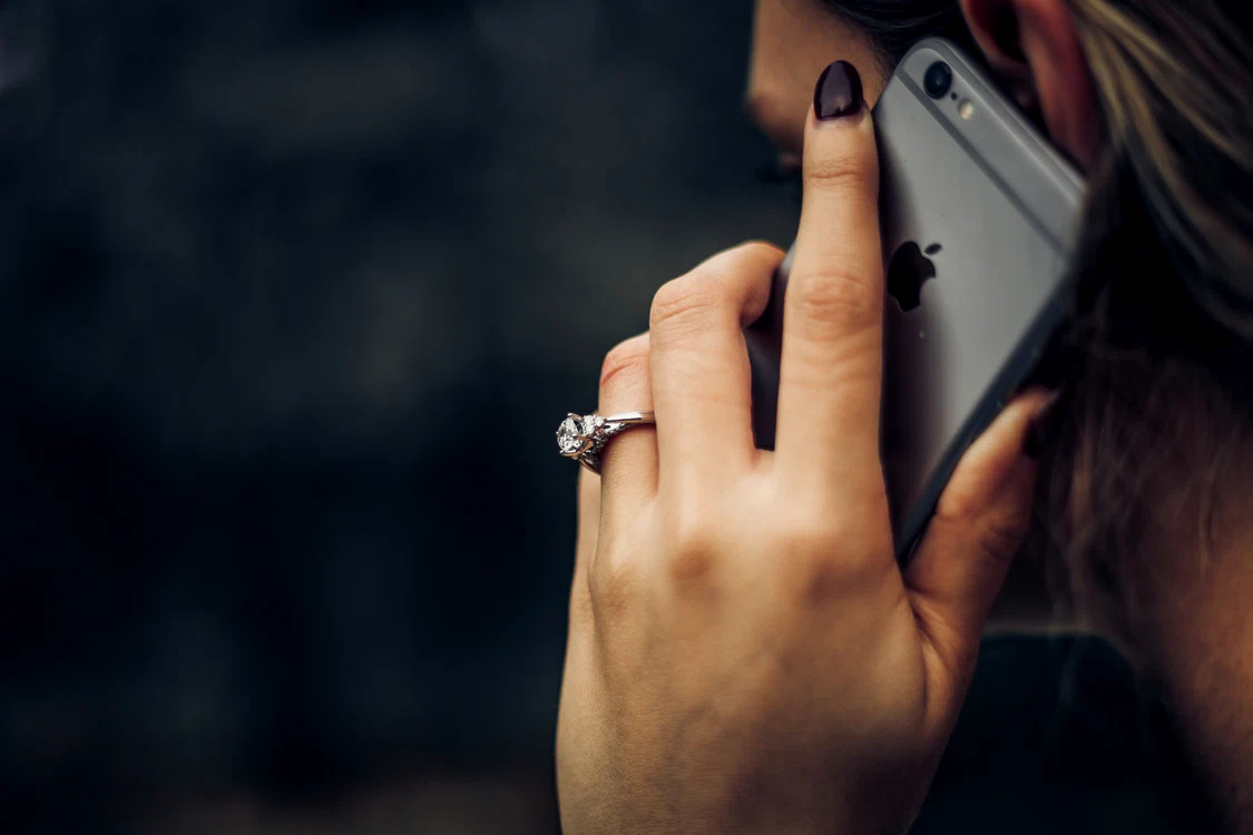 Cum a reușit o româncă să obține 800.000 de euro de la un austriac. Foto: unsplash.com