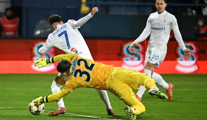 Ștefan Târnovanu (galben) i-a oferit un penalty lui Farul Constanța (FOTO: Sportpictures)