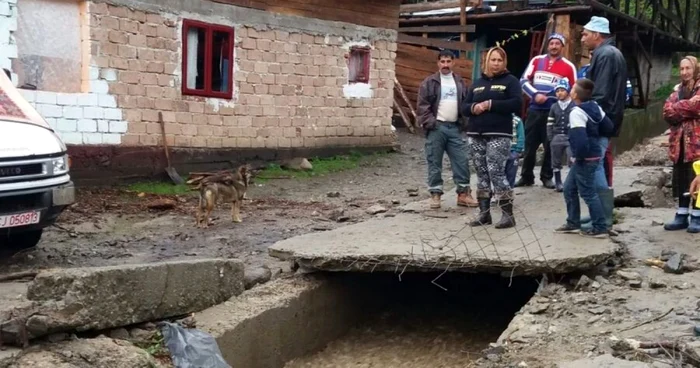 Localnicii au creat pasaje de trecere din plăci de beton