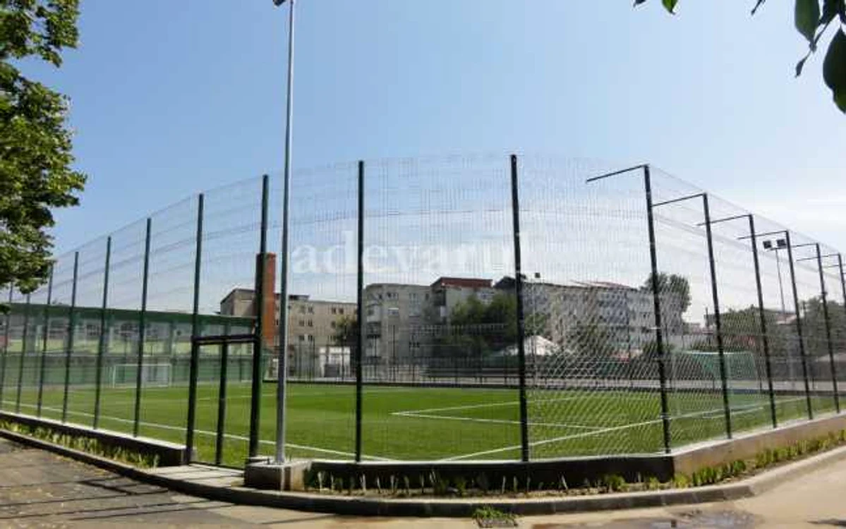 Partidele se vor derula pe modernul teren de fotbal sintetic inaugurat în 2013 (FOTO: Mugurel Manea)