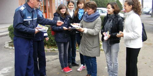 Poliţiştii şi voluntarii au început campania de prevenire a furturilor