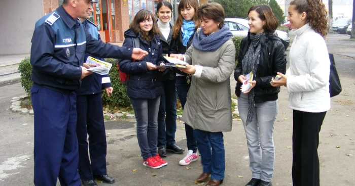 Poliţiştii şi voluntarii au început campania de prevenire a furturilor