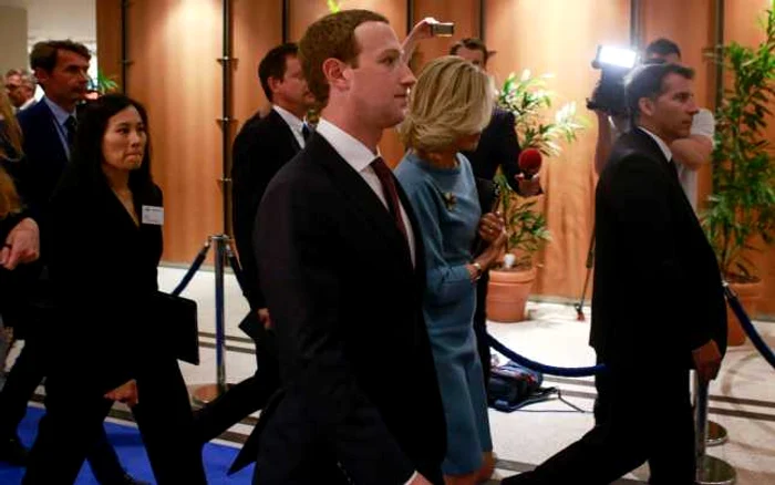 Mark Zuckerberg (în prim-plan) părăsind Parlamentul European (PE) după o audiere şi întrevedere cu Antonio Tajani, preşedintele PE FOTO EPA-EFE