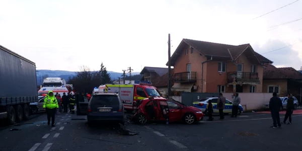 Accident pe Valea Oltului - în Bujoreni Vâlcea cu trei victime - coliziune între un TIR şi două autoturisme dintre care unul cu refugiaţi ucraineni Foto ISU Vâlcea