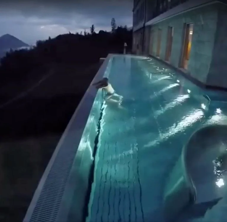 Pe acoperișul Vilei Honneg se află această piscină magnifică