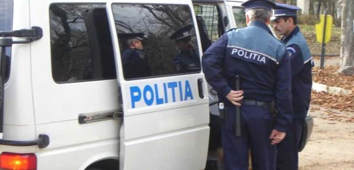 Poliţistul a fost încarcerat de către colegi şi dus în arest. FOTO: NICOLETA BUTNARU