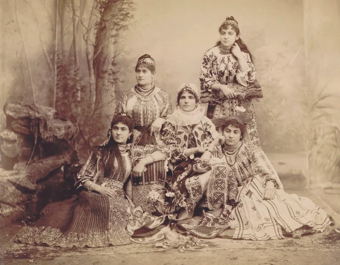 Parte a discursului expozițional: românce în costume populare