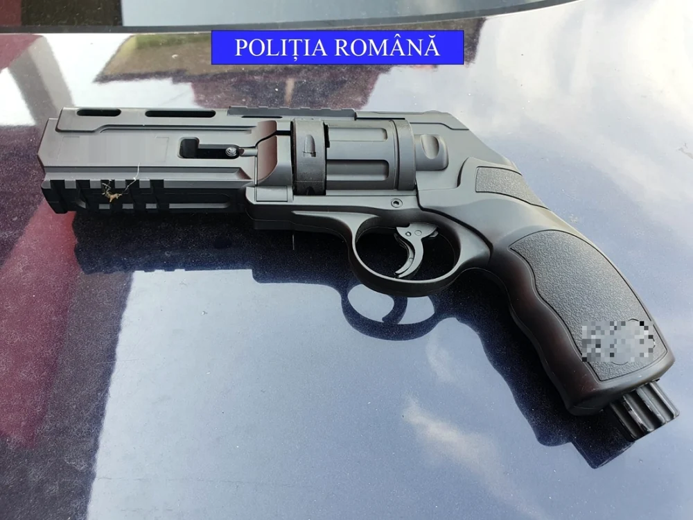 Poliţiştii au găsit arma într-un imobil din oraşul Balş