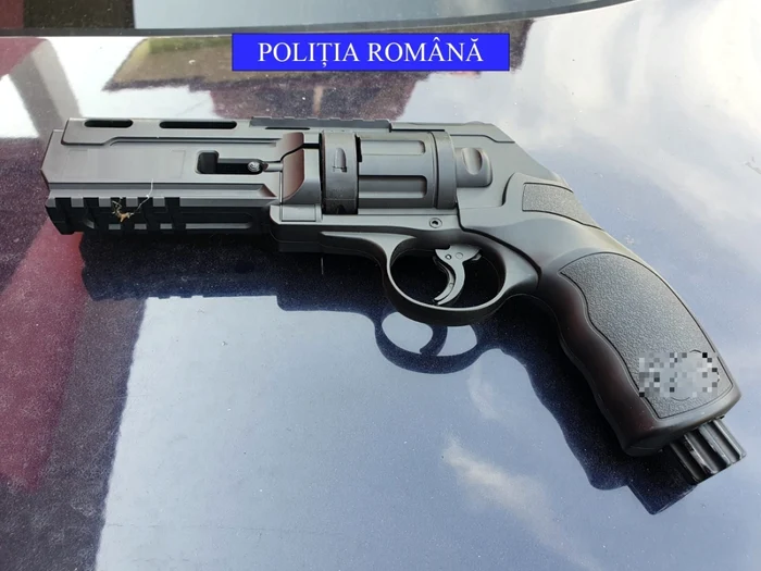 Poliţiştii au găsit arma într-un imobil din oraşul Balş