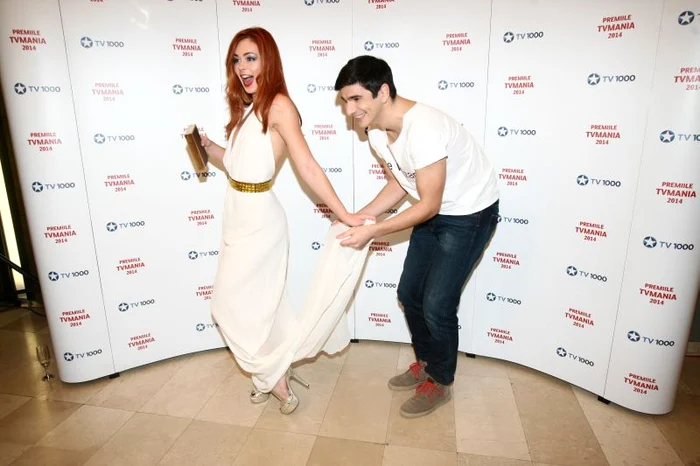 Pe lista admiratorilor Ioanei Petric se află chiar colegul de la "Cronica Cârcotaşilor", Alex Bogdan