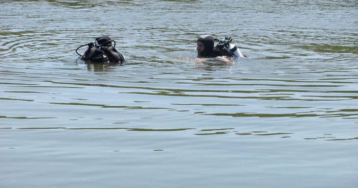 Scafandri au recuperat trupul bărbatului din lac, însă acesta nu a mai putut fi salvat FOTO Adevărul