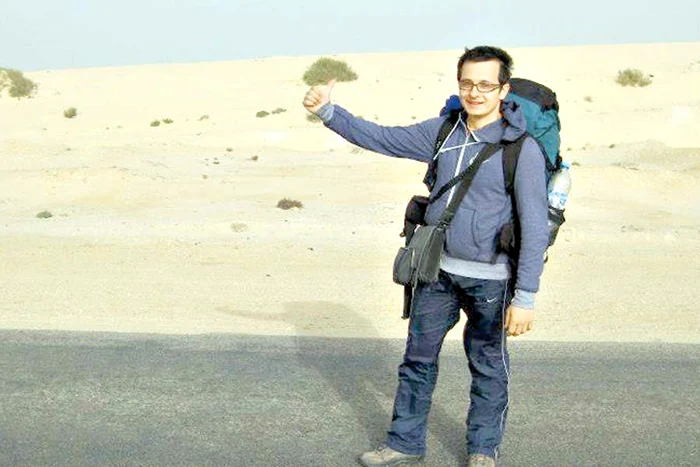 Tovarăș de drum îi  este Colomb, rucsacul  din care nu-i lipsesc  hainele, trusa de  igienă, fularul clubului CF  Barcelona şi laptopul (Fotografii: facebook)