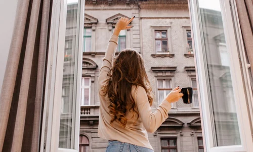 Femeie geam deschis (1) jpg