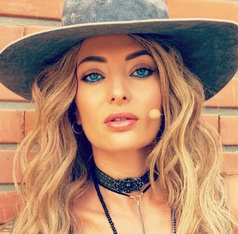 
    Delia: ”Aş fi mai fericită în România dacă ar exista autostrăzi şi drumuri mai bune”FOTO: Facebook  