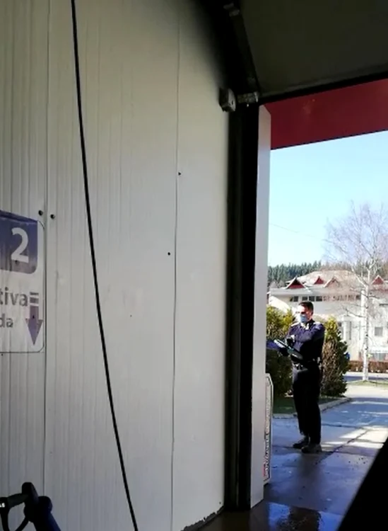 Poliţistul care l-a aborbat pe şoferul cu maşina la spălătorie FOTO monitorulsv.ro