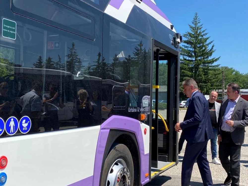 Primul din cele 40 de autobuze electrice achiziţionate de municipalitate cu bani europeni a ajuns la Piteşti