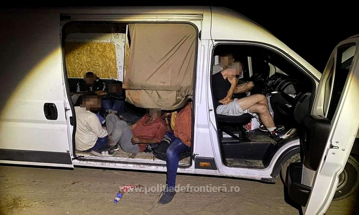 Poliţiştii de frontieră din judeţul Satu Mare au găsit, în două microbuze de marfă, 33 de cetăţeni din Siria, Somalia şi Libia, care se îndreptau către graniţa cu UngariaFoto Poliția de frontieră