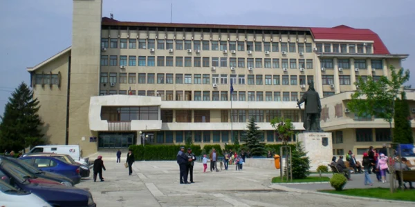 Angajaţii de la CJ vor primi prime de Paşte FOTO