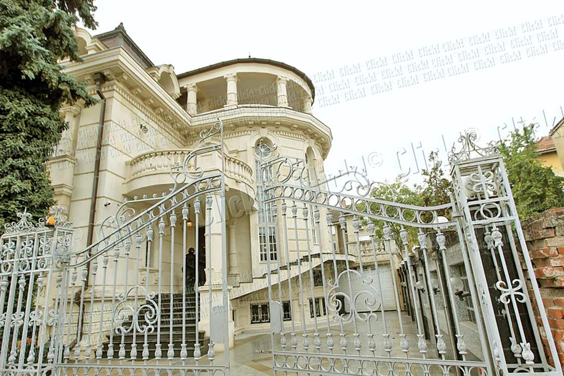 Dacă vrei să te vadă lumea, e musai să  ai vilă la stradă... şi cât mai înaltă
