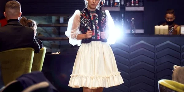 Rochie modernă inspirată din motive tradiţionale. FOTO Emanuel Pop