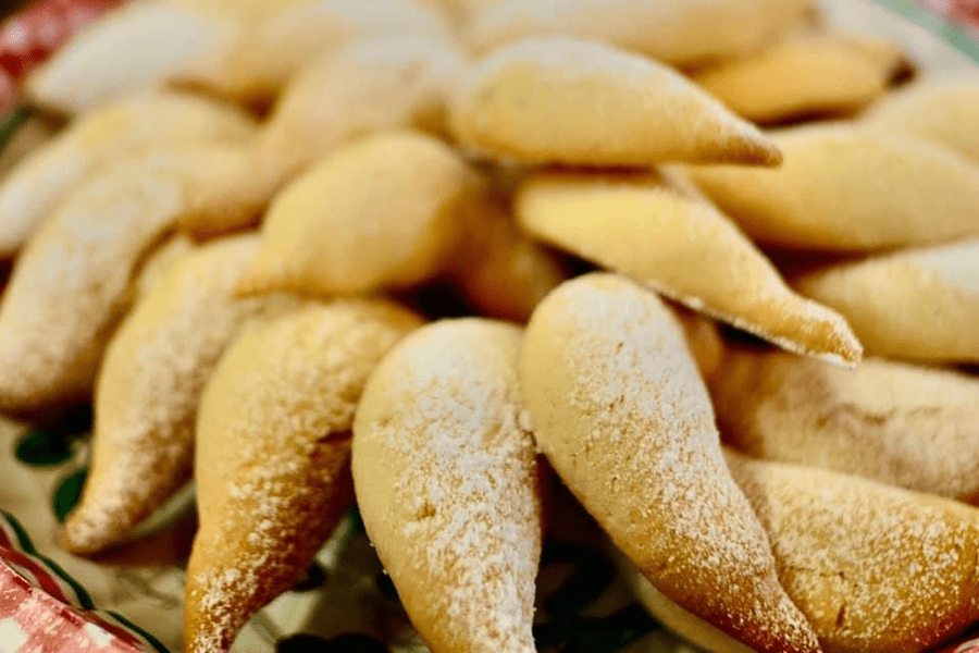 Cornulețele de Crăciun, desertul delicios cu vanilie și migdale. Rețeta lui chef Cristian Rușanu 