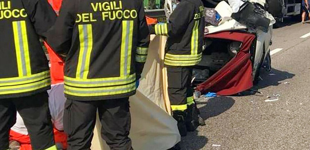 Un șofer român a murit pe o autostradă din Italia după ce s-a răsturnat cu camionul