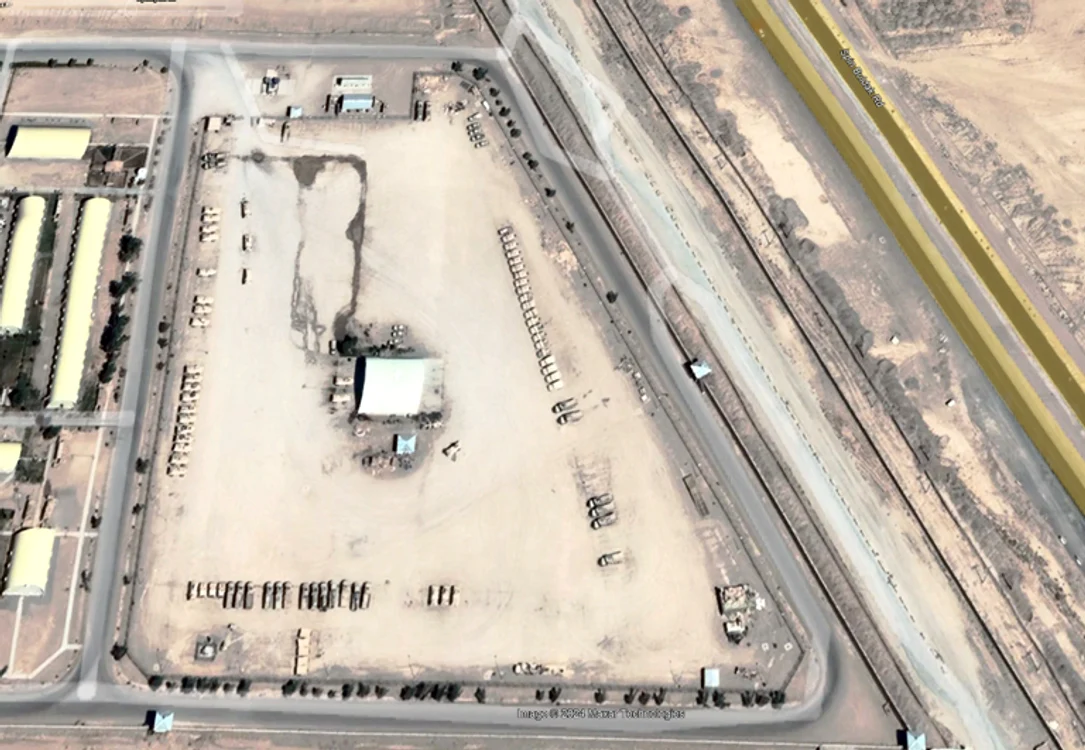 Vehicule militare intacte la baza aeriană Kandahar, în 2019 Google Earth ProFOTO 