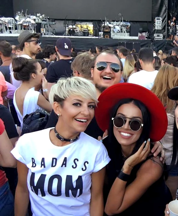 
    Soista Giulia Anghelescu, alias "Badass Mom", şi prietena ei, Adelina Pestriţufoto: Facebook  