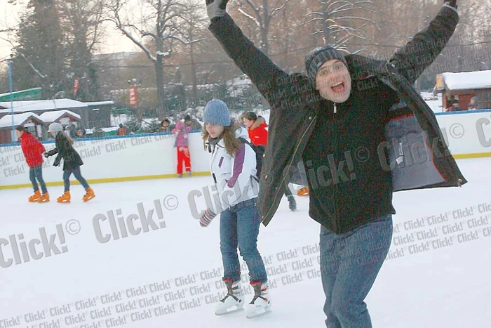 Parcul Alexandru  Ioan Cuza  Cristina şi Andreea  au fost primele care  s-au dat pe noul patinoar(Fotografii: Roberto Sălceanu, Florin Şuler, Dorin Constanda)