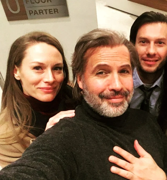 Billy Zane, de nerecunoscut cu această perucă, alături de actorii români Diana Vladu şi Cristian Popa