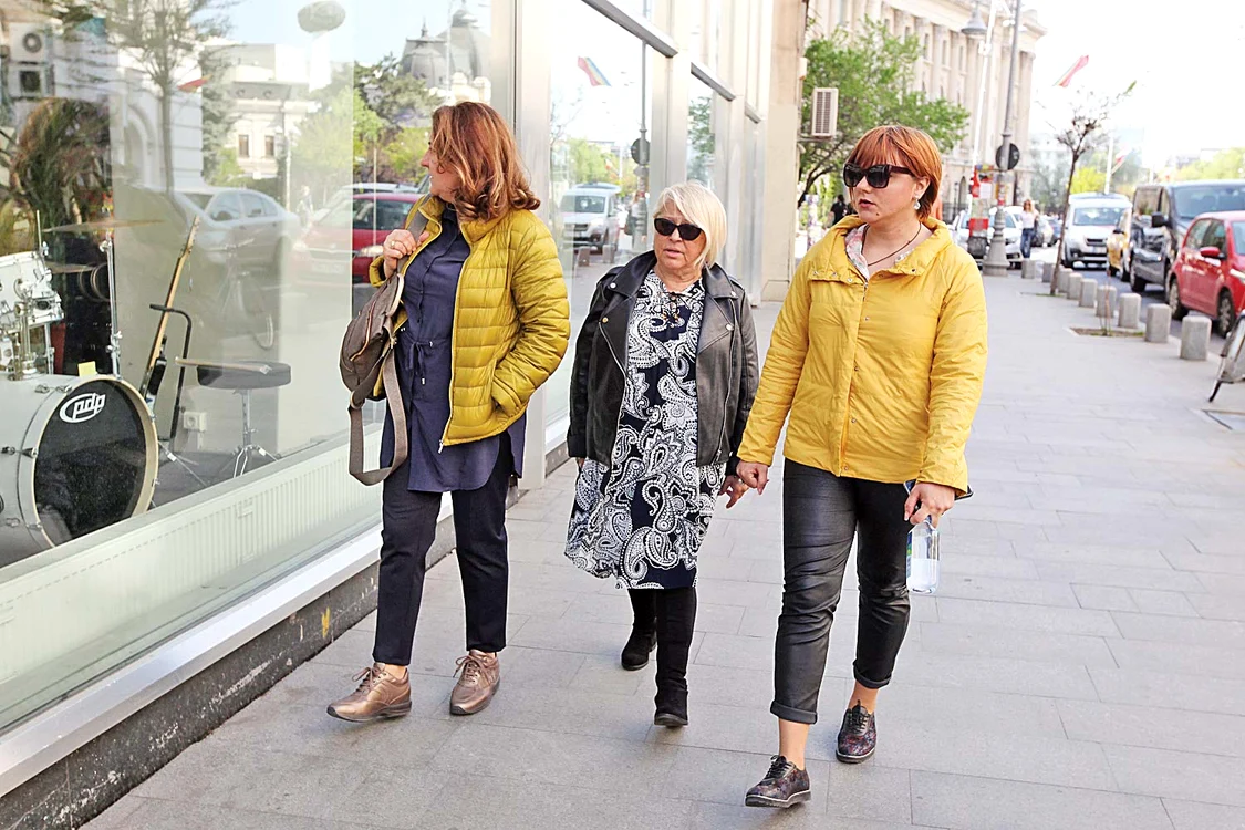 Chiar dacă poartă ochelari de soare, artista este recunoscută imediat