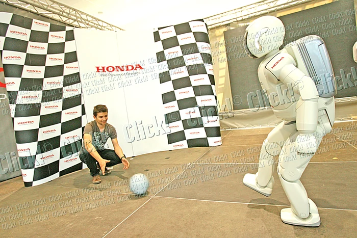 Abia am reuşit să prind mingea după ce robotul a şutat