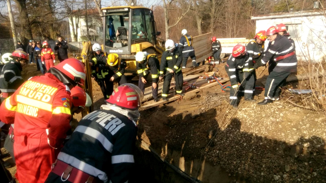 
    Pompierii se chinuie să scoată muncitorii de sub pământ (fotografii: ISU București-Ilfov)  