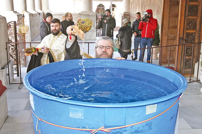 La slujba de ieri s-a sfinţit apa din două butoaie