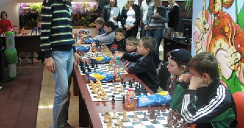 Copiii de la sat, tot mai atrași de șah. Performanță în ciuda nepăsării statului