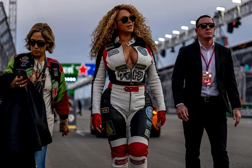 Beyonce la F1 Grand Prix Las Vegas cu decolteul la vedere. FOTO: Profimedia