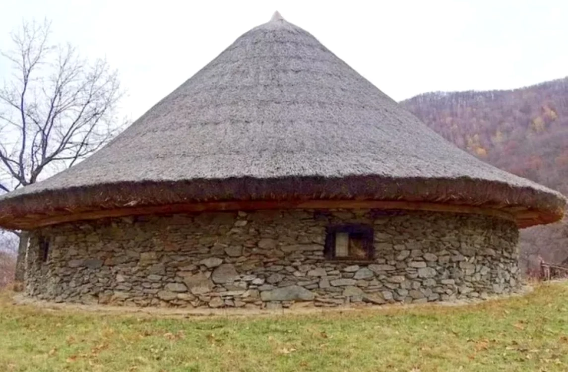 Clădirea construită de Arsenie Boca / foto: Facebook/ Sorin Dediu