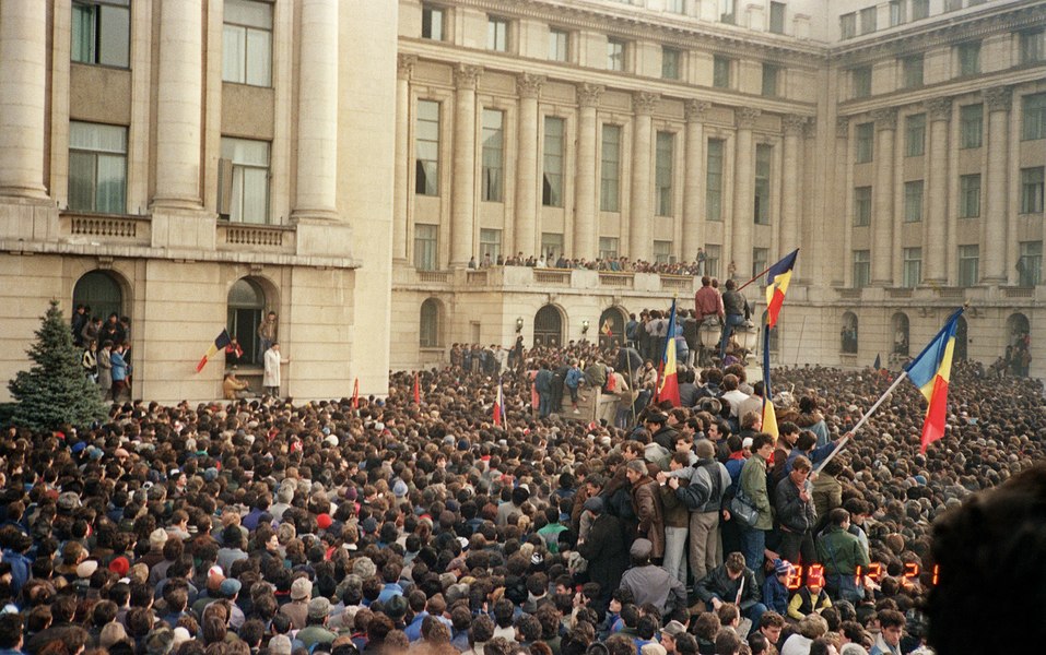 Piața Revoluției, între amintirea din ’89 și gardurile instituțiilor. Cum se pierd (sau se salvează) spațiile simbolice