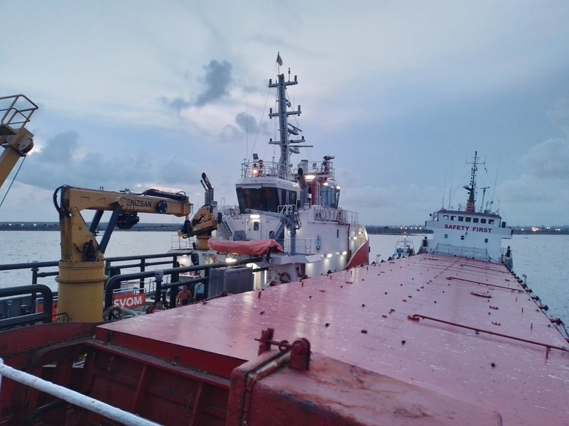 Puntea principală a vaporului în pericol de scufundare din portul Constanța a ieșit de sub apă