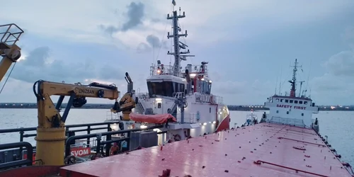 nava in pericol de scufundare port constanta foto facebook arsvom jpg