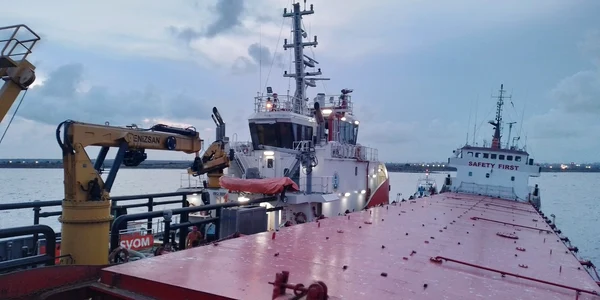 nava in pericol de scufundare port constanta foto facebook arsvom jpg