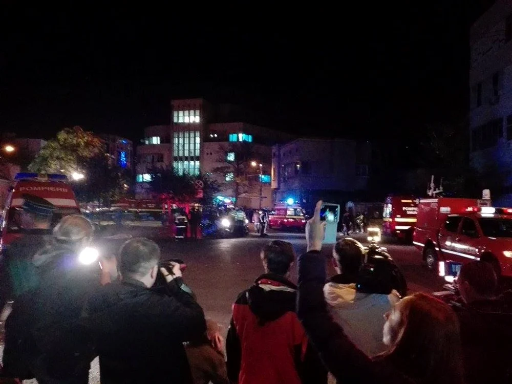
    Arificiile de pe scenă au ajuns pe unul dintre stâlpii din club. Apoi incendiul s-a generalizatfoto: arhiva personală  