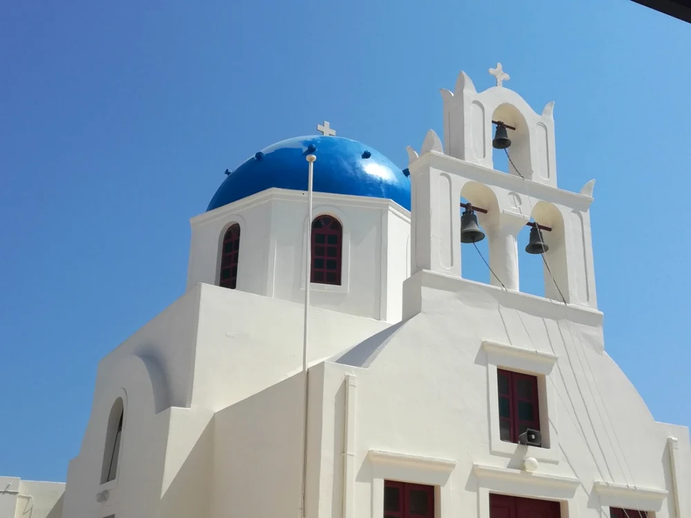 Contrastul de culori - alb strălucitor şi albastrul regal al cupolelor - care a dat naştere steagului Greciei - în imaginel renumitele biserici din Santorini Foto Daciana Stoica