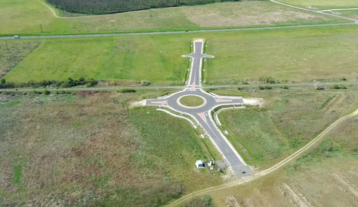 Sensul giratoriu din câmp FOTO: X/CNN