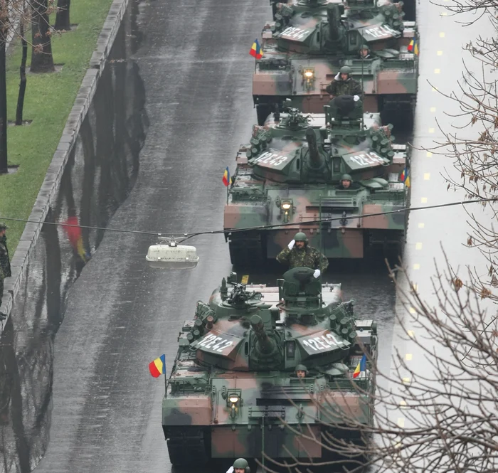 Tancurile au trecut cu şenilele pe sub Arcul de triumf