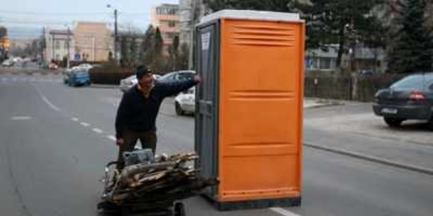 Toaletă în mijlocul străzii