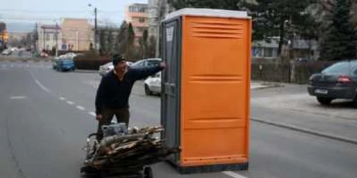 Toaletă în mijlocul străzii
