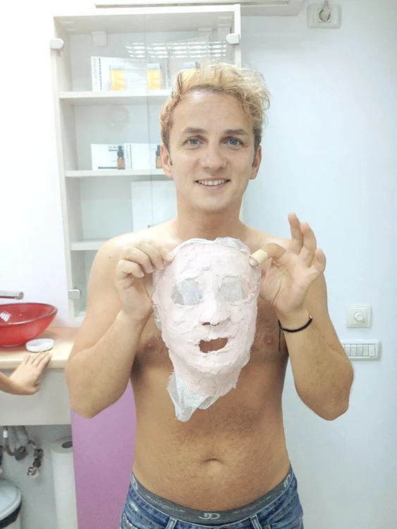 
    Mihai Trăistariu se mândreşte acum cu un păr ca în adolescenţă după implantul din Turcia. El vrea însă să rezolve şi problema cheliei din creştet  